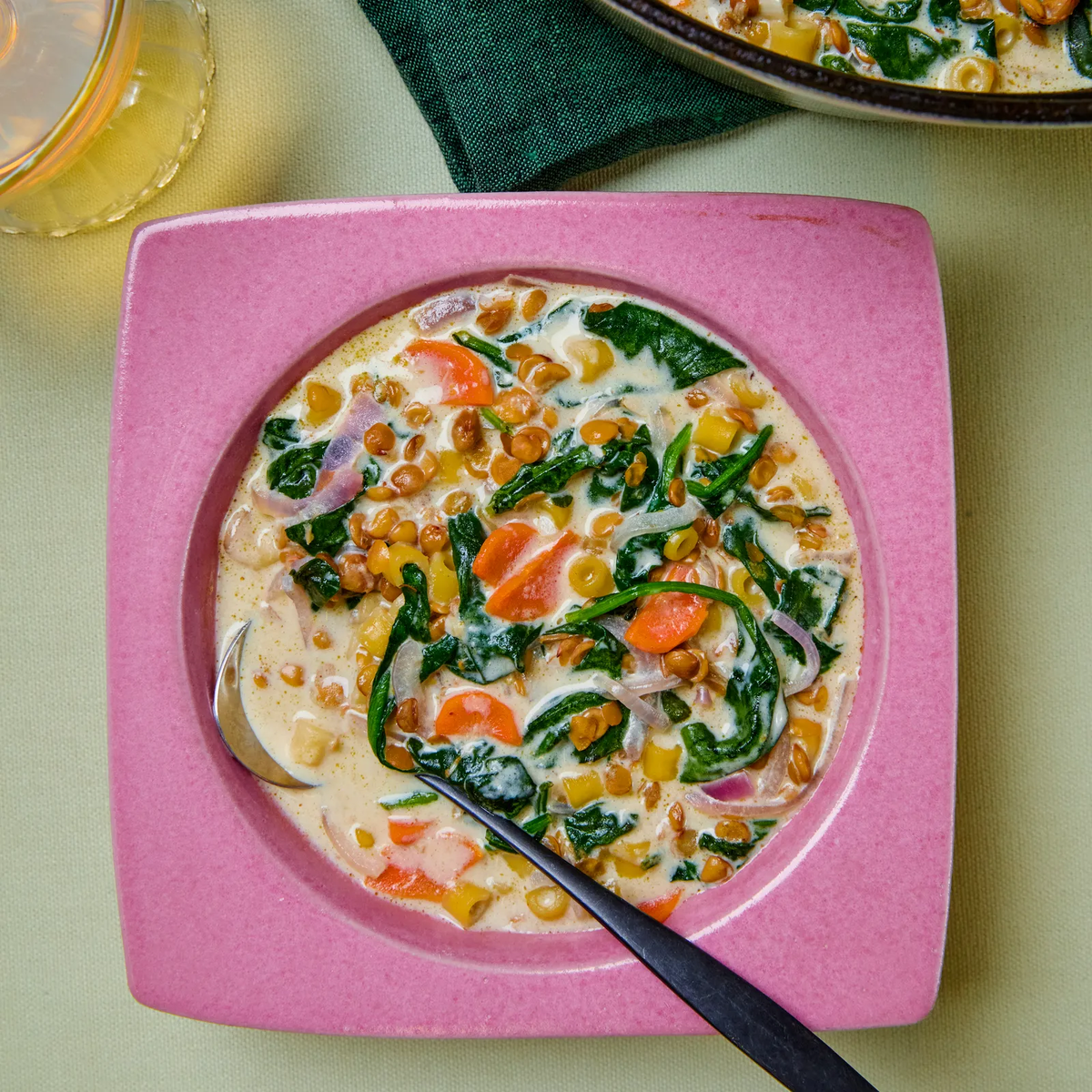 Постный супчик с чечевицей, макаронами и зеленой пастой карри