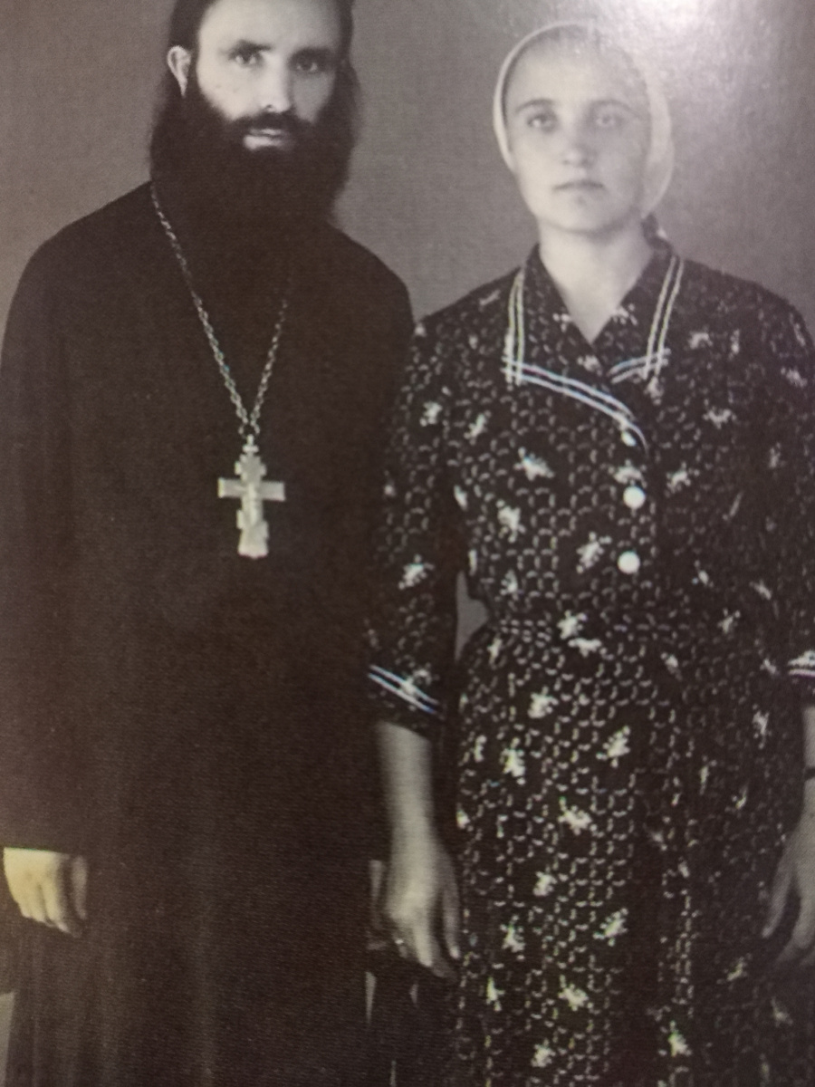О. Александр с матушкой в молодости 