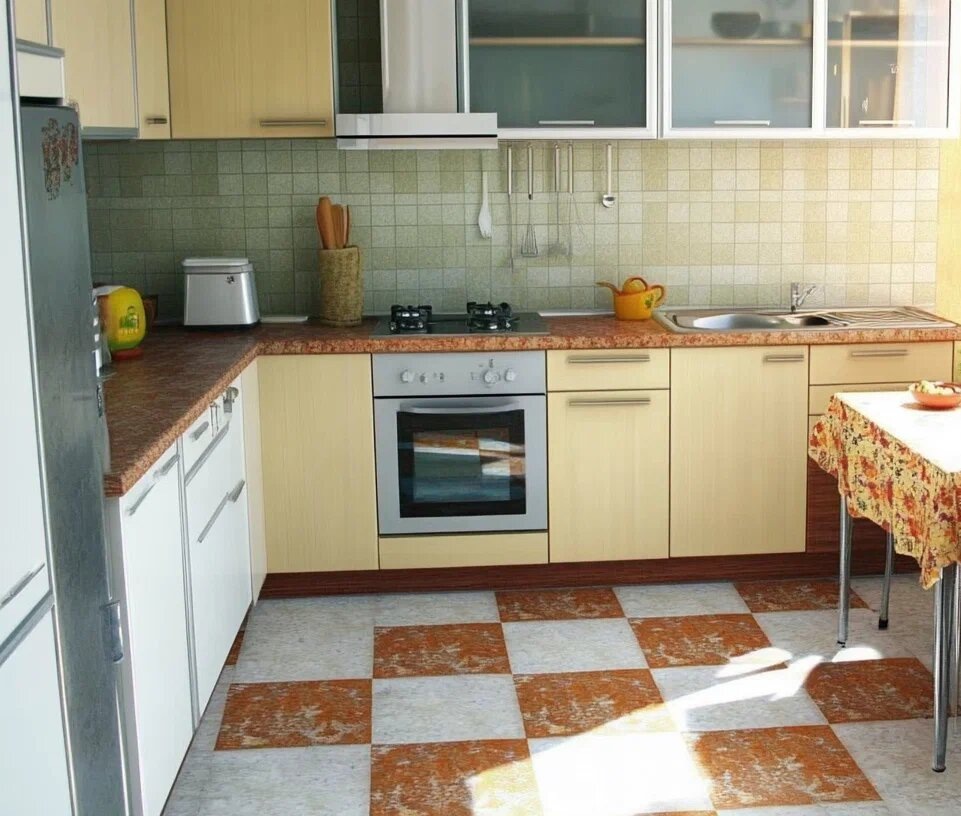 Ламинат "под плитку" и скатерть из клеенки — классическое устаревшее сочетание