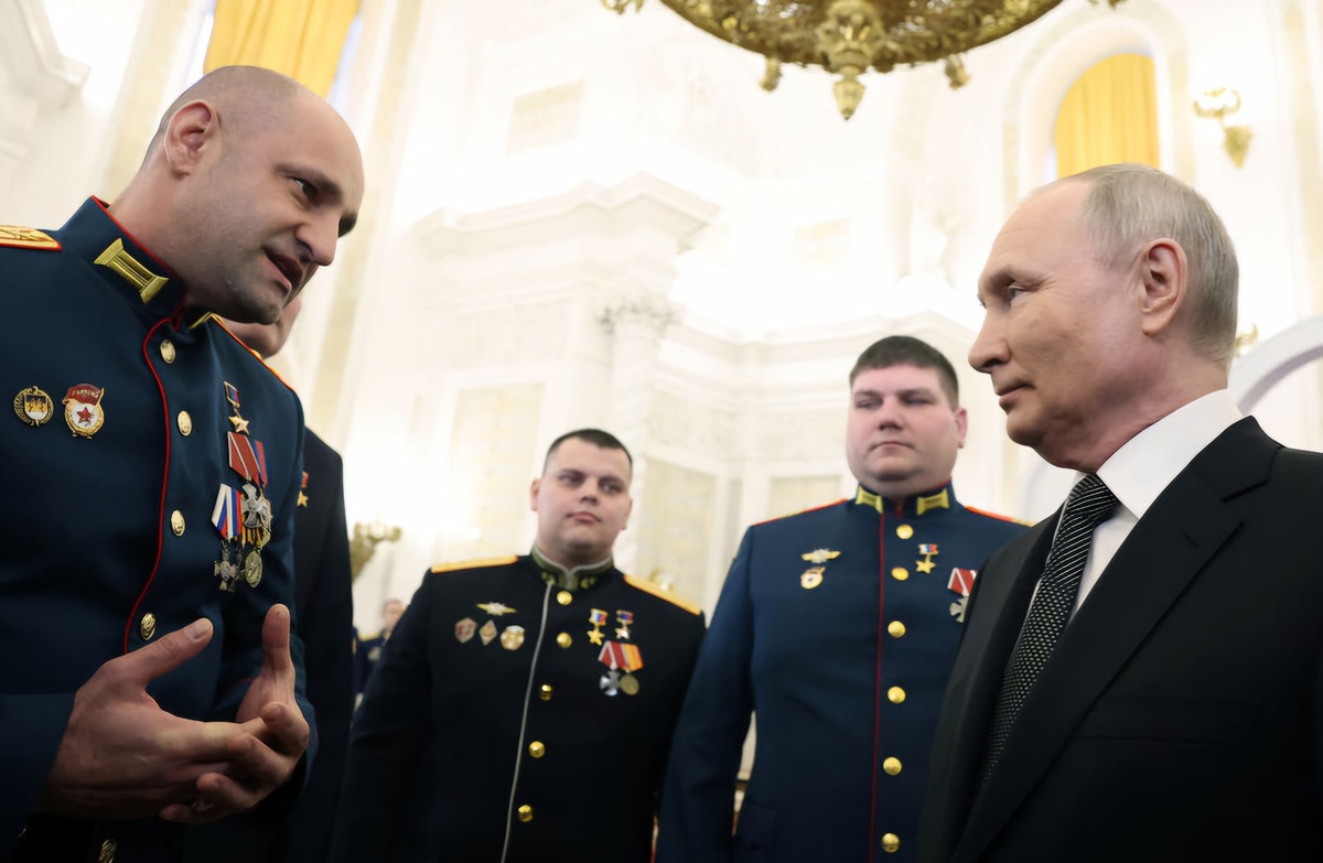 Президент России беседует с героями СВО в Кремле, после награждения, фото из открытого истрчника