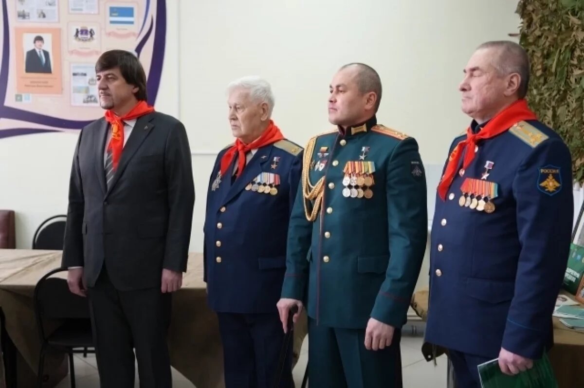    Глава Тюмени оценил плетение маскировочных сетей для бойцов СВО