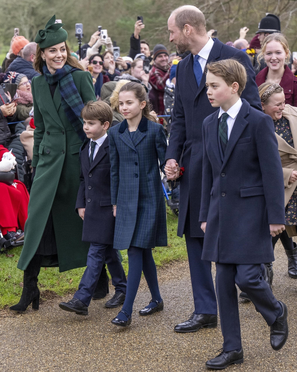    Кейт Миддлтон и принц Уильям с детьми во время Рождества в СандрингемеLegion-Media