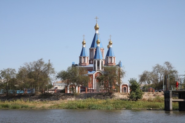 Храм Смоленской иконы Божией Матери в Камызяке построен в 2008 году