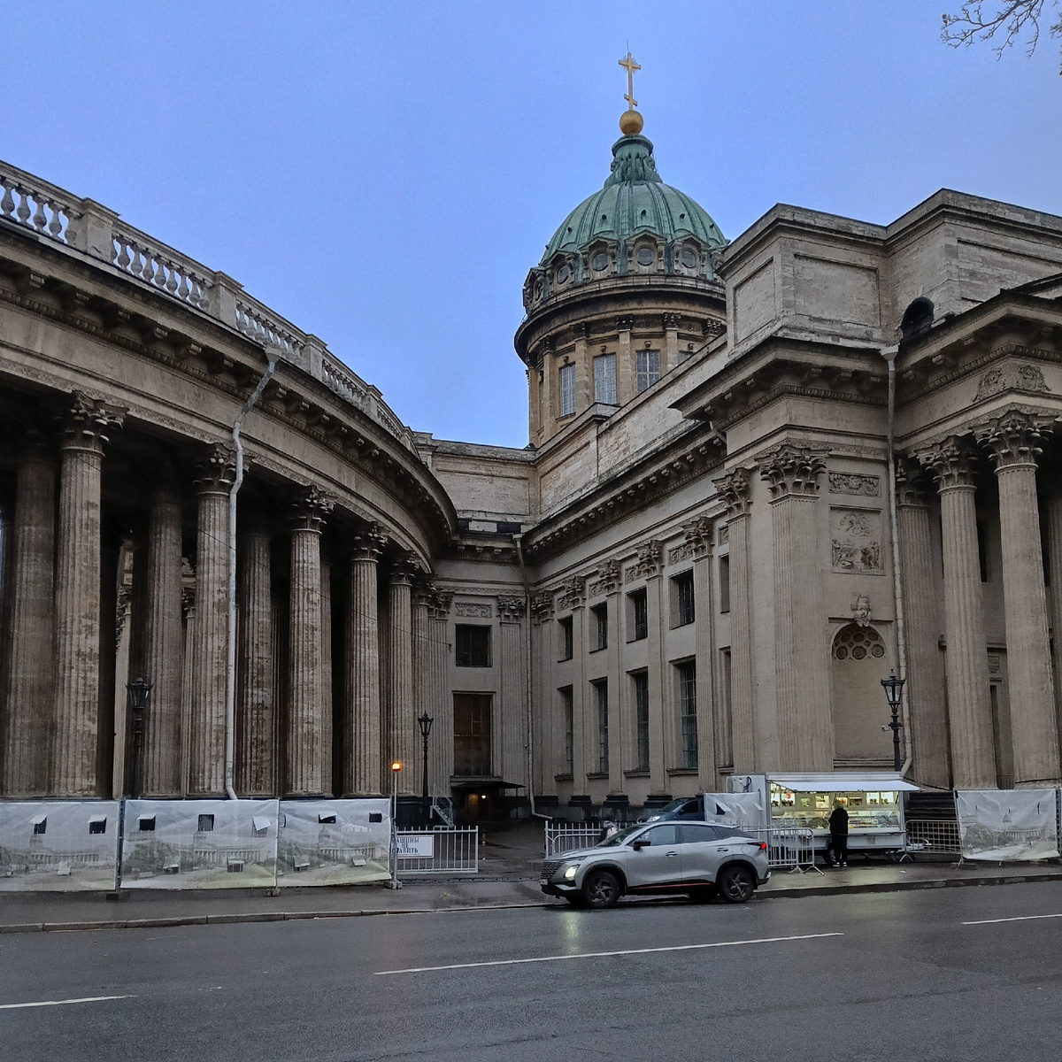Люблю поездки в разные города. Это заряжает. Моё любимое место - это Питер 💙