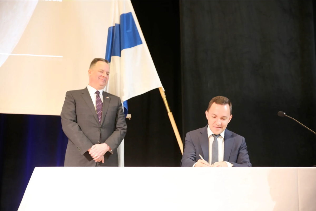 Вилле Ридман, министр экономики Финляндии, подписывает «Соглашения Артемиды».    
 Фото: Ira Matilainen / Aalto University  📷
