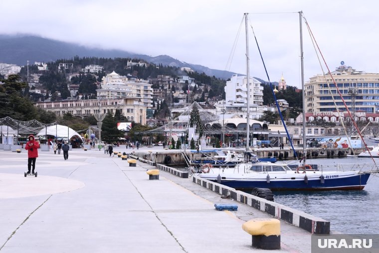 Некоторые ялтинцы признались, что не готовы спасать город от мазута, как это делают жители Анапы
Фото: Роман Наумов © URA.RU
