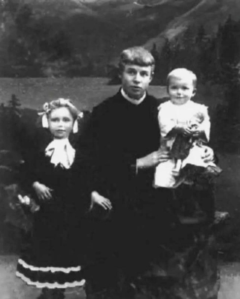 С. Есенин с сестрами