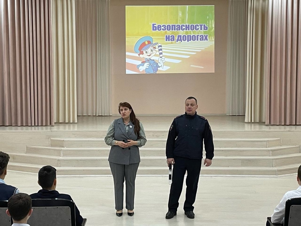    Для учеников 57 школы Курска провели профилактическую встречу о безопасности дорожного движения