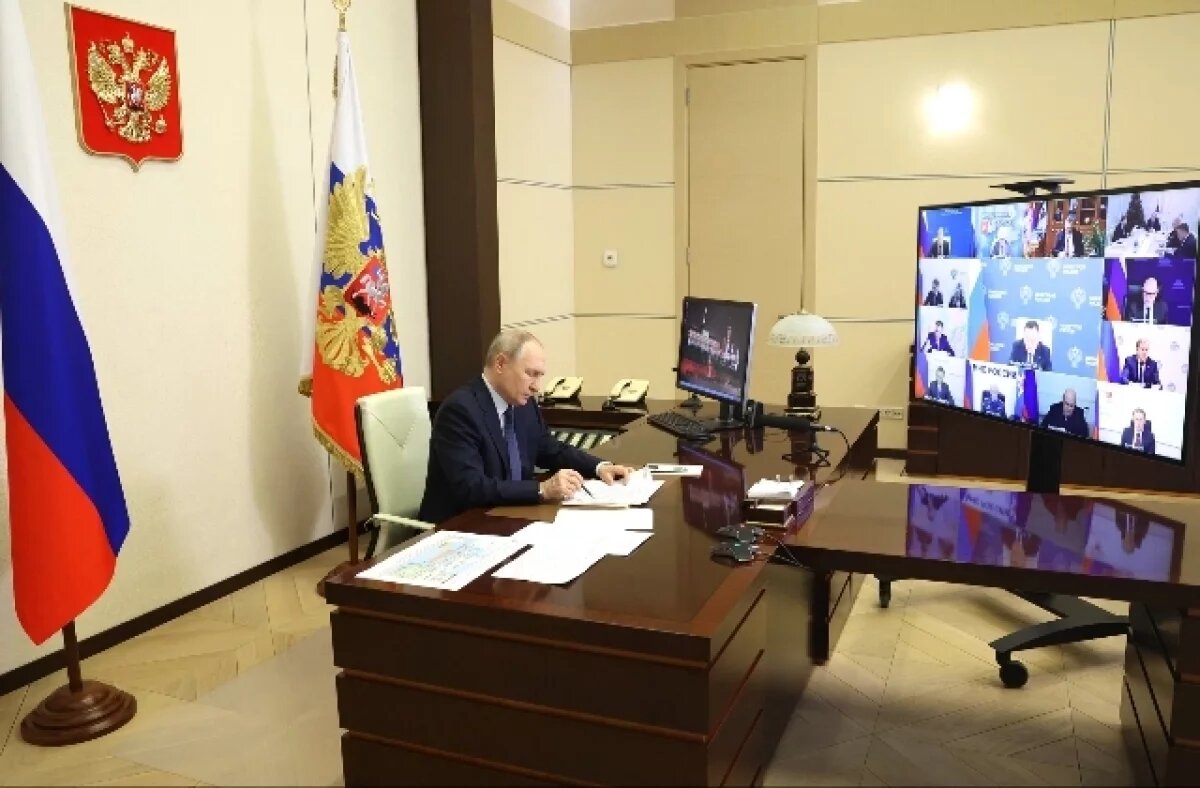    Путин напомнил, что ждет от правительства программу по развитию экономики