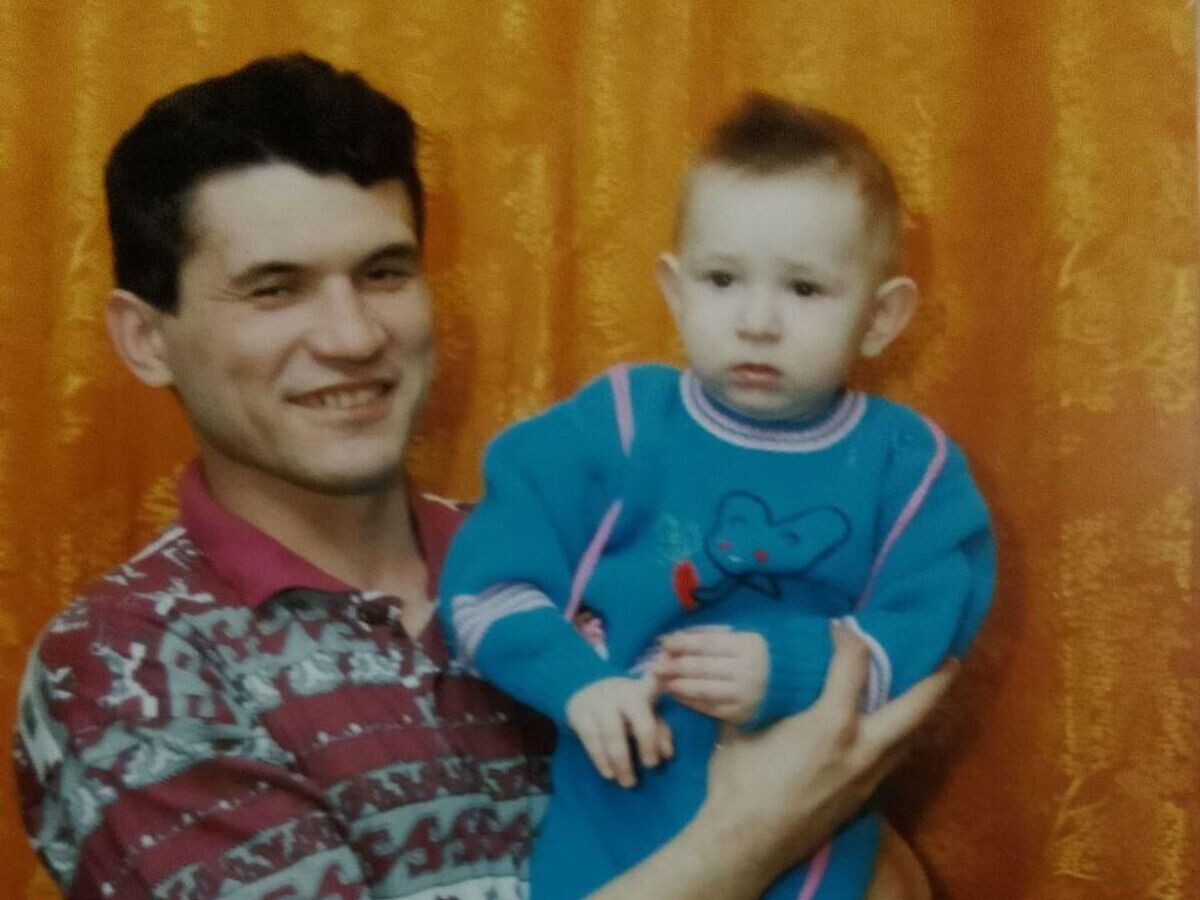 Фото Евгения с сыном опубликовано РИА Новости из архива мужчины