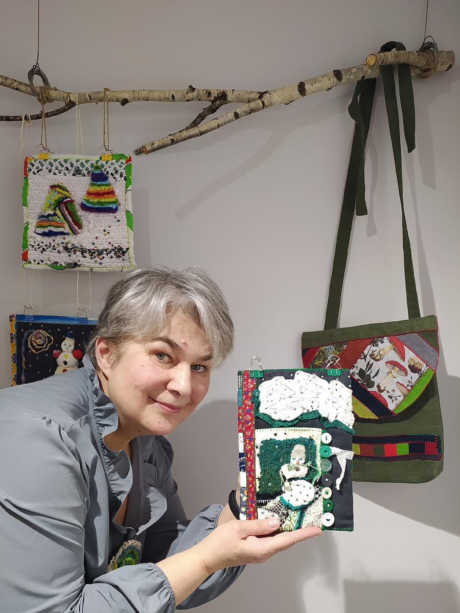 В руках держу обложку для ежедневника/дневника/книги