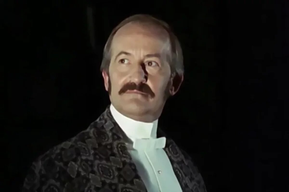    Умер актер сериалов про Шерлока Холмса и мисс Марпл Чарльз Кей