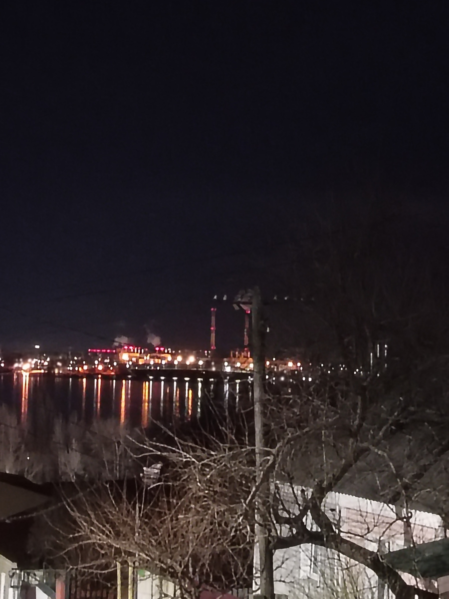 Вдали главные трубы города 