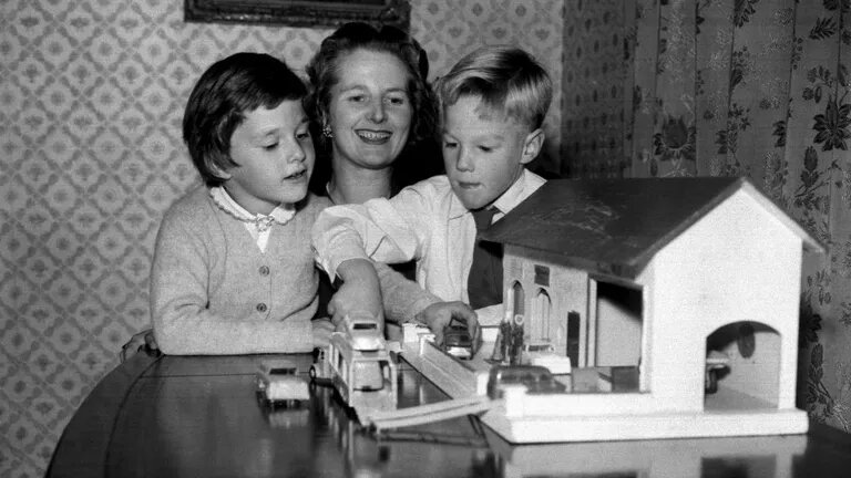 Маргарет Тэтчер со своими детьми, близнецами Кэрол и Марком, в 1959 году.