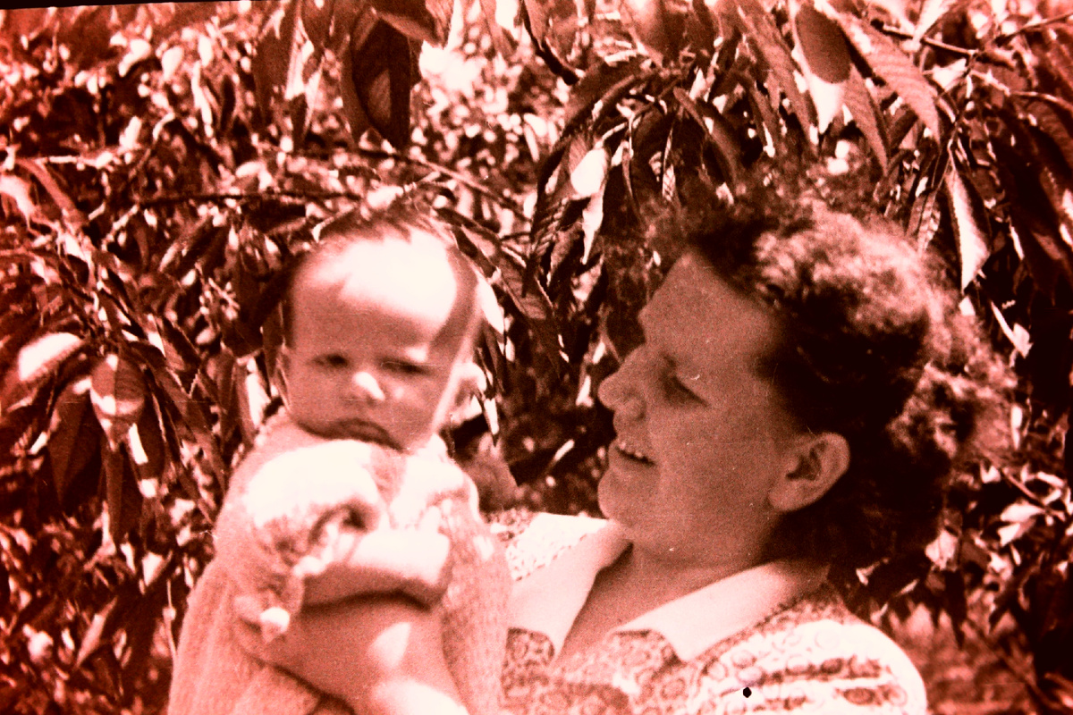 Автор канала с мамой, 1953.