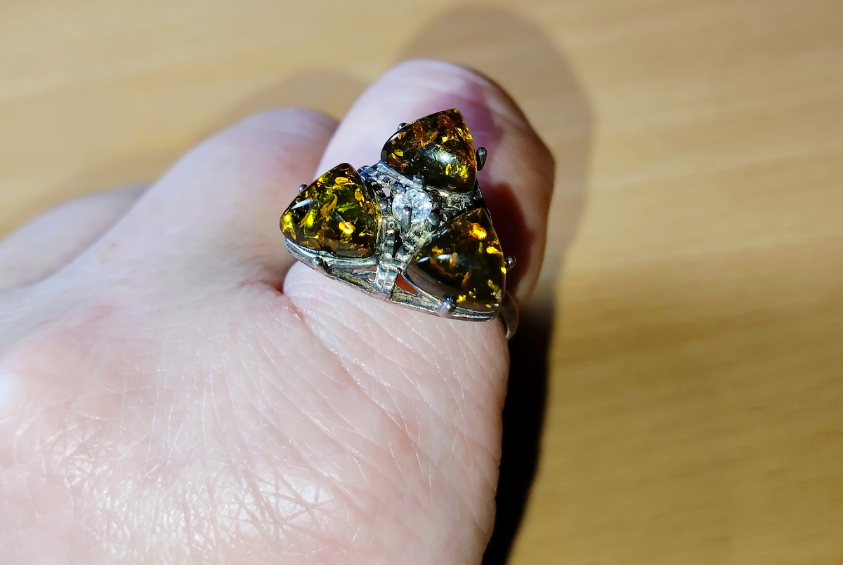 Это моё серебряное кольцо с зелёным янтарём и фианитом. 