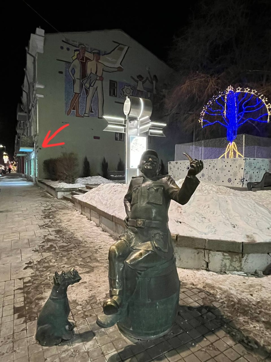 Вот здесь, на углу дома шлетуны.