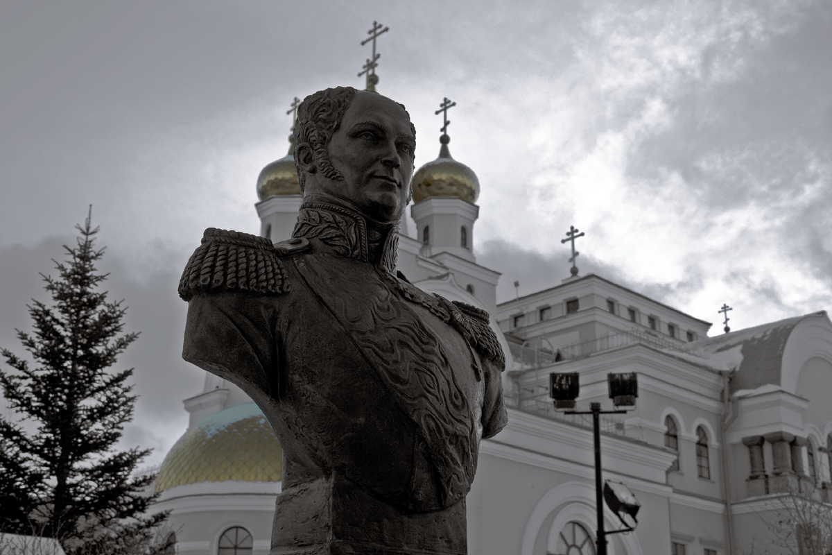 Бюст Императора Александра I на фоне музея святой Царской Семьи. Екатеринбург, 2025