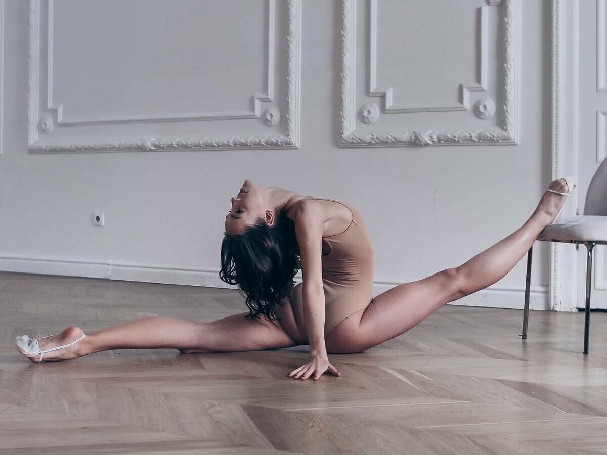    Девушка выполняет шпагат© Фото