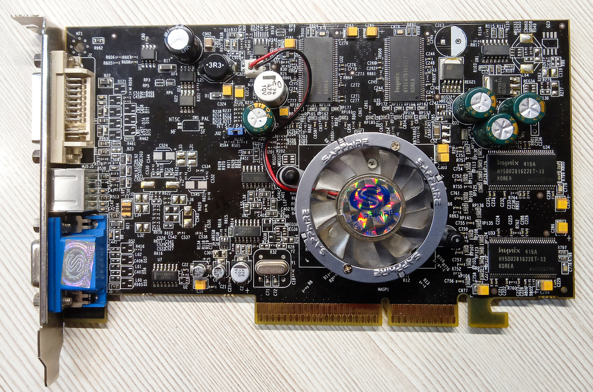 Видеокарта SAPPHIRE ATI Radeon 9600 XT 128 Mb (вид спереди).
