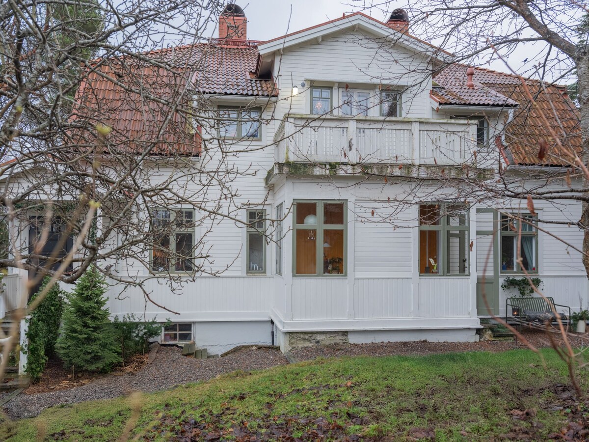 Слева — парадное крылечко. Справа (рядом со скамейкой) — дополнительный выход на улицу из летней веранды