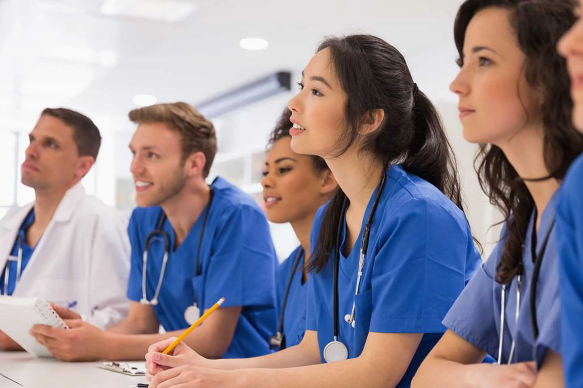 Студенты на практическом занятии изучают предстоящую  операцию Николая