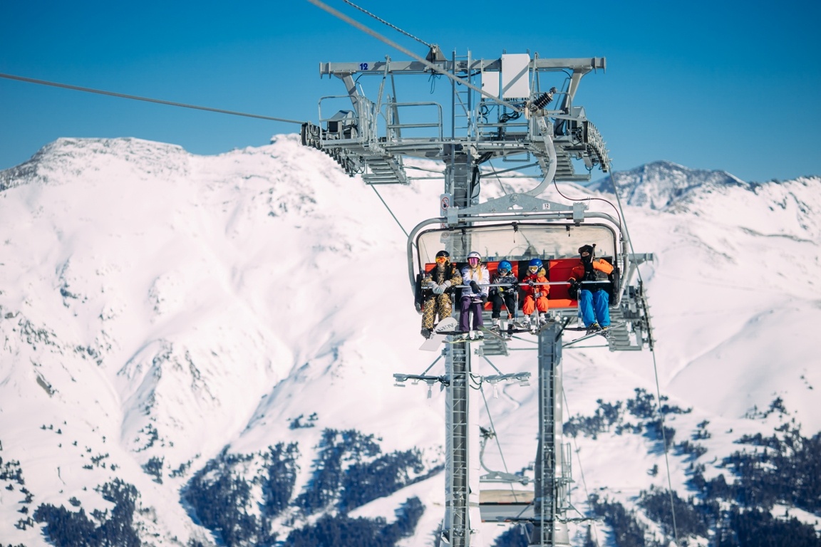 В 2024 году средняя стоимость отдыха в Архызе была на 20-30% ниже, чем на аналогичных курортах Краснодарского края. Источник: hotels-arkhyz.ru