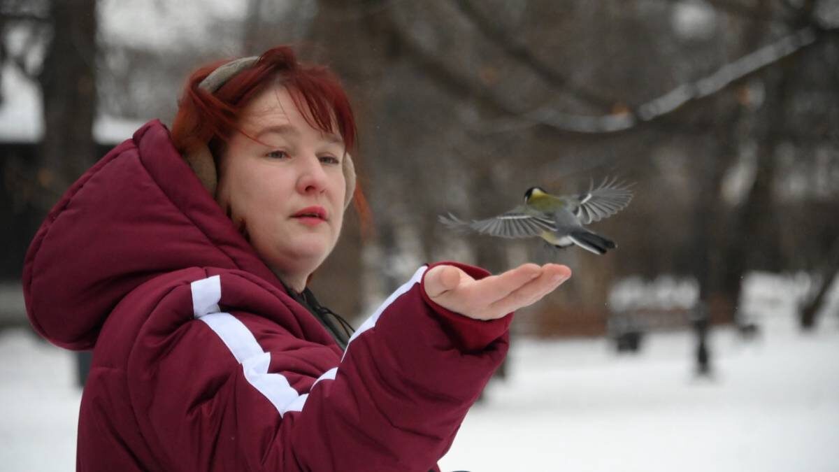   Орнитолог Надежда Чистякова с синицей в Парке Горького / Фото: Пелагия Замятина / Вечерняя Москва
