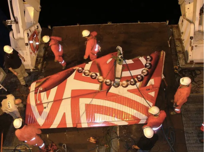 Хвостовое оперение рейса 1121 авиакомпании Air Moorea после подъёма из моря. Источник изображения: BEA
