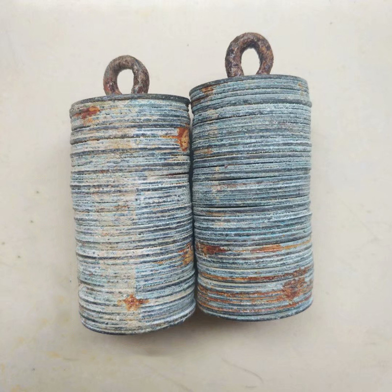 Монеты на металлическом пруте.