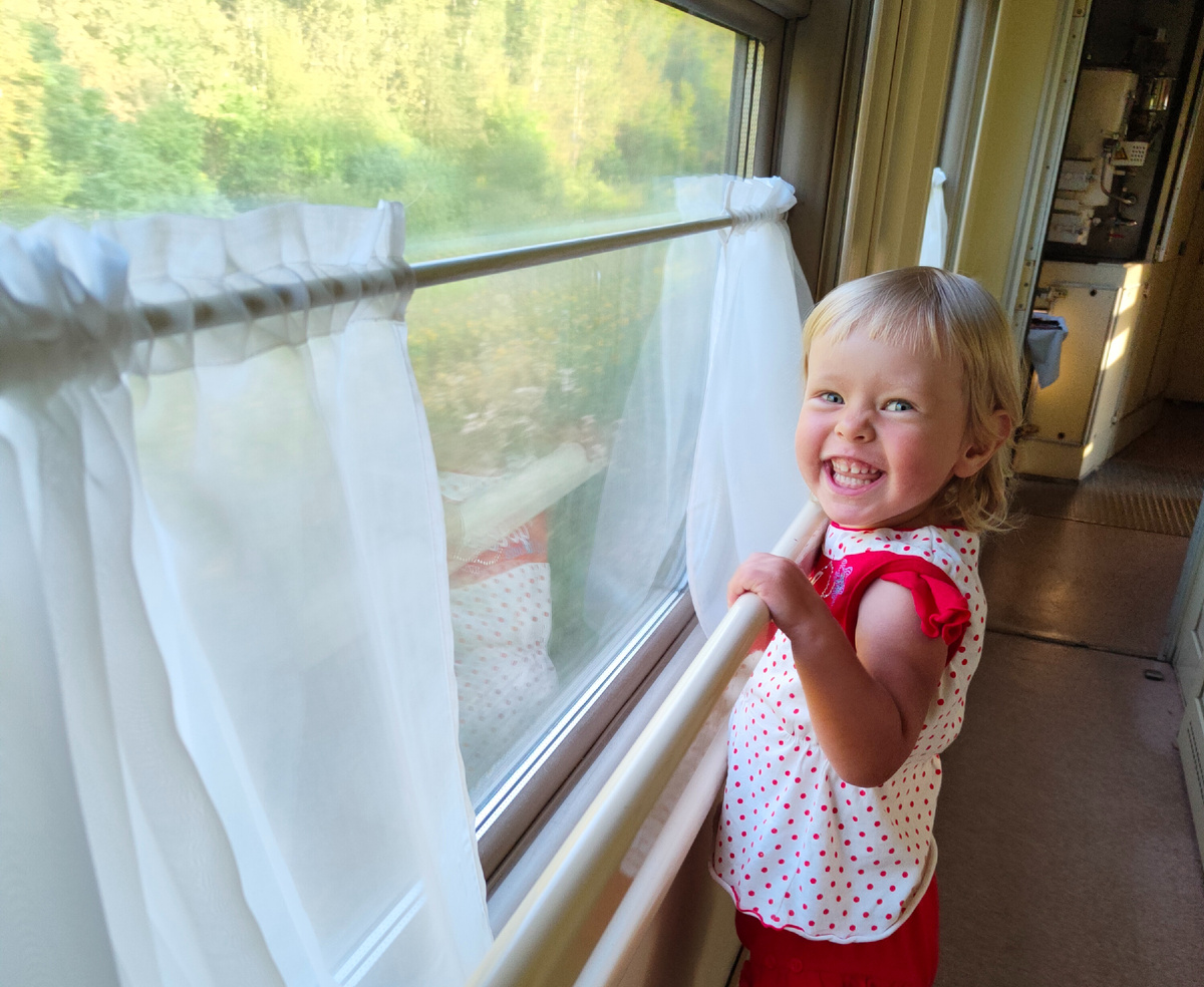 Обожаю поезда, надеюсь, эта любовь передастся и дочкам. А вот самолеты не мое, боюсь летать, а теперь, когда есть дети - особенно 