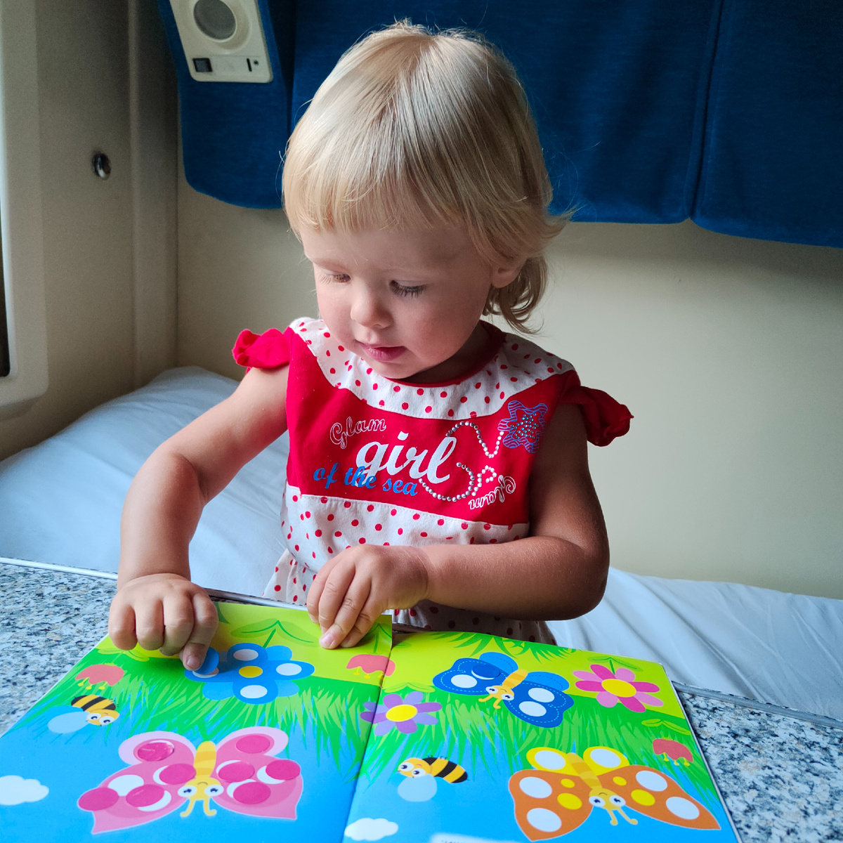 Большой популярностью в этом возрасте у нас пользовались наклейки-кружочки. Отличная штука для родителя - ничего не надо дополнительно читать и помогать, ребёнок полностью занят самостоятельным творчеством. Жаль, любовь к кружочкам и прочим подобным наклейкам у дочки быстро прошла потом