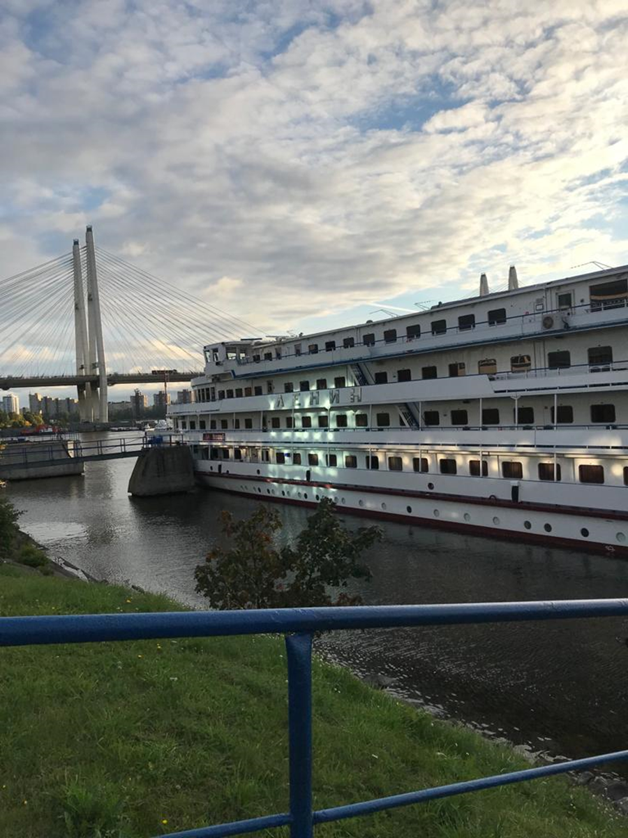 Теплоход «Ленин» у причала в Санкт-Петербурге
