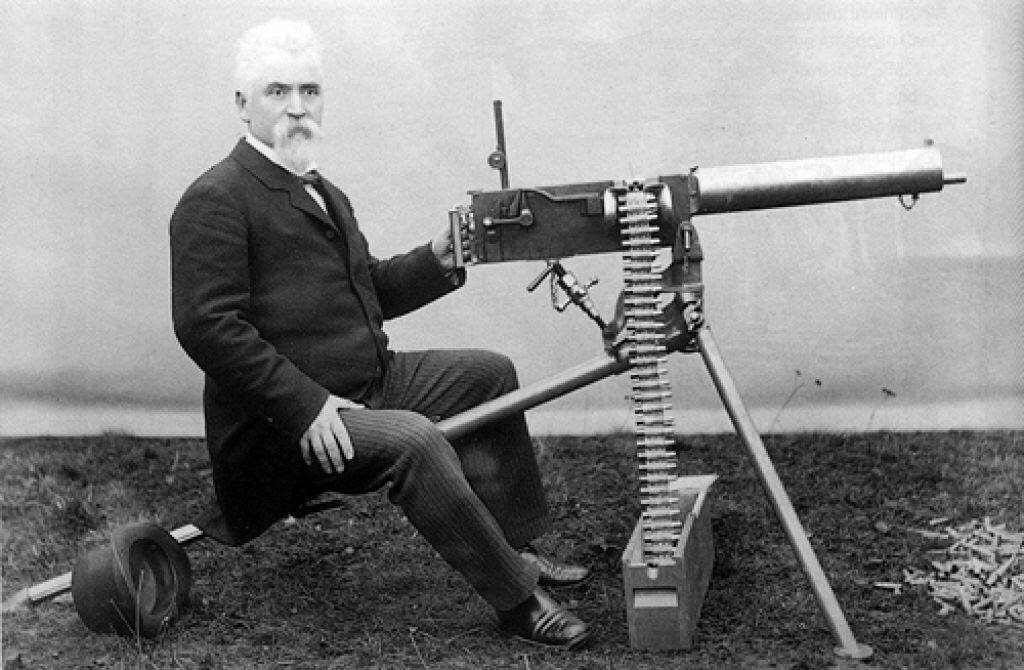 Конструктор пулемета Хайрем Стивенсон Максим со своим изобретением
