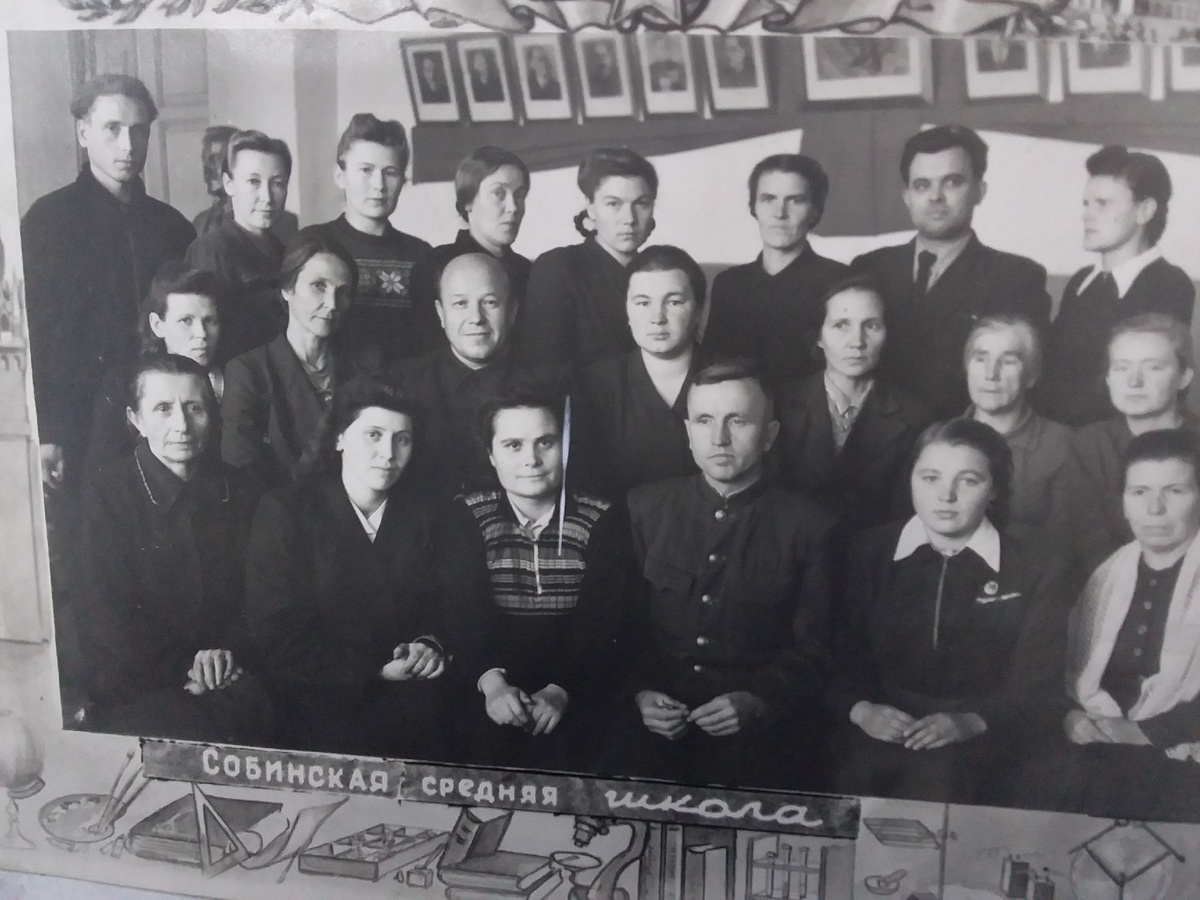 Учительский коллектив 1951-1952 учебный год.