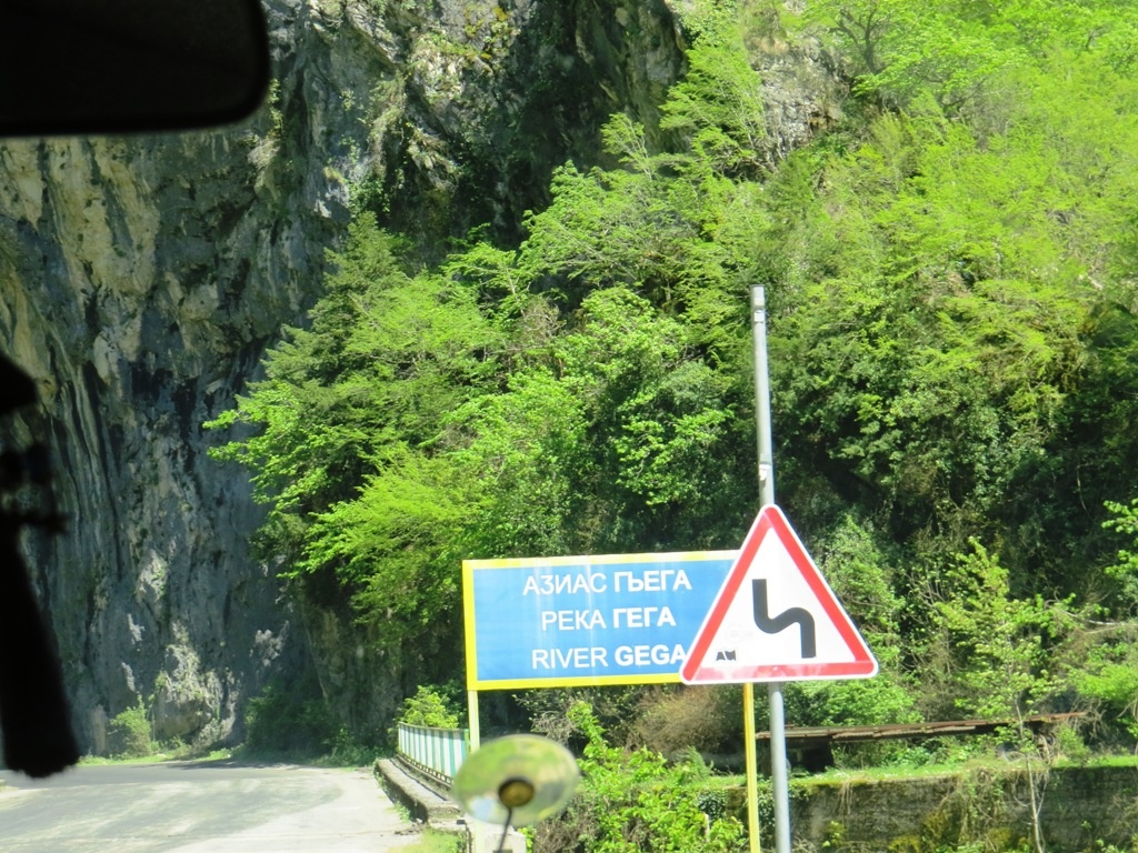 Место слияния рек Гега и Бзыбь - начало пешей части.
