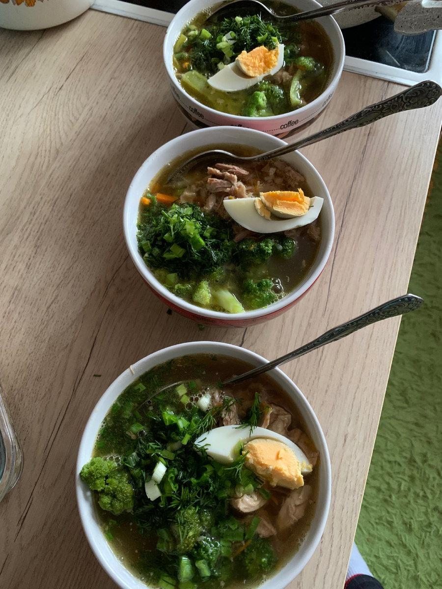 Обед: моя тарелка за кадром-это моих мужчин), у меня еще бутерброд с колбасой докторской отварной.