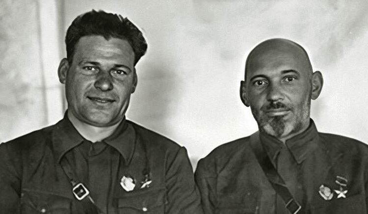 4 сентября 1942 года вечером состоялось совещание у И.В. Сталина. Обсуждались подготовка будущих походов соединений С.А. Ковпака и А.Н. Сабурова на Правобережную Украину и предстоявшее снабжение рейдовых отрядов через партизанские аэродромы группировки Д.В. Емлютина в Брянских лесах.