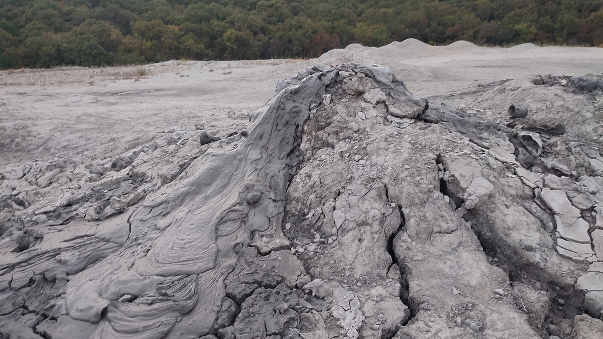 Кратеры  грязевого вулкана Шуго.  Фото: Книга Приключений.