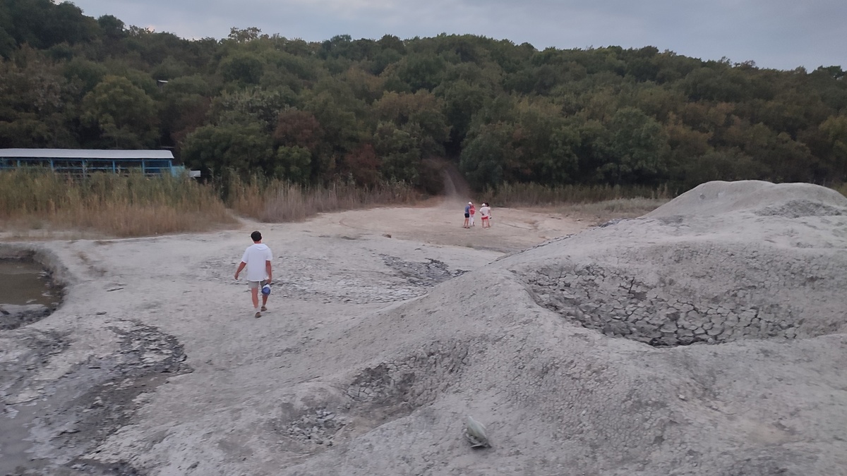 Навесы слева ориентир, их видно с грунтовки, так что не ошибетесь, легко найдете вулкан, просто метров 30 ппройдете через лес. Фото: Книга Приключений.