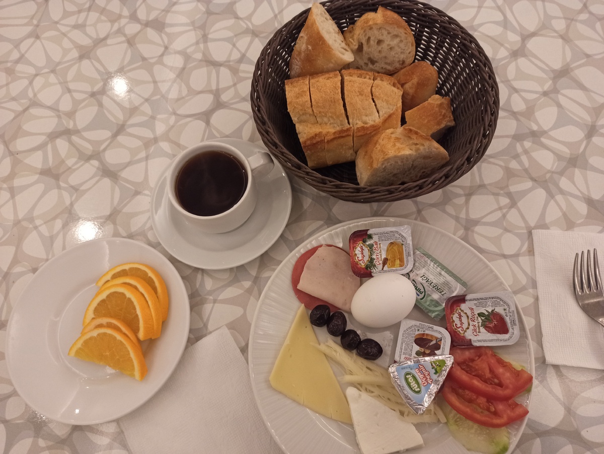 Завтрак в отеле. Фото автора 