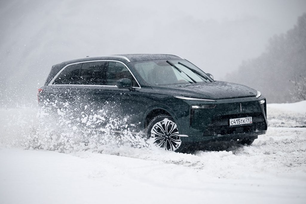 Внушительный для городского кроссовера клиренс в 180 мм, четыре полноприводных режима, дополнительная оцинковка кузова — машина неплохо подготовлена для русской зимы.