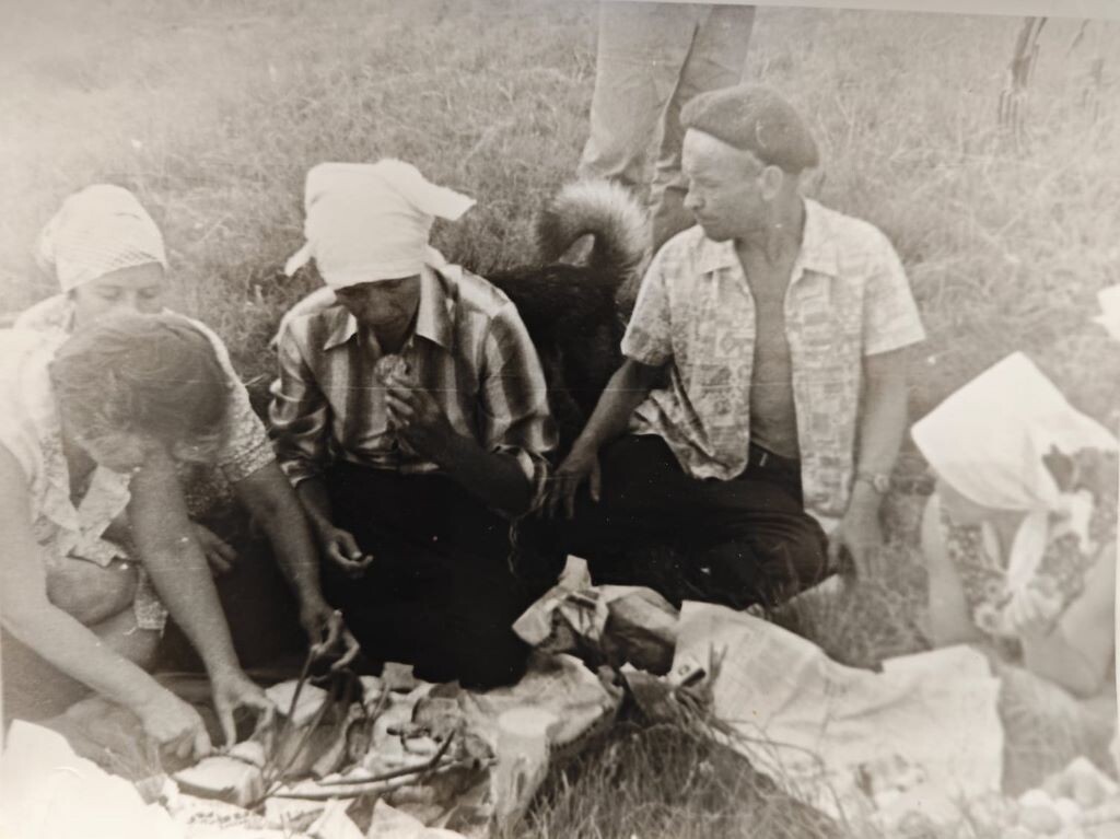 Фотография из личных альбомов. Перерыв на обед или тот самый "тормозок" в деле.