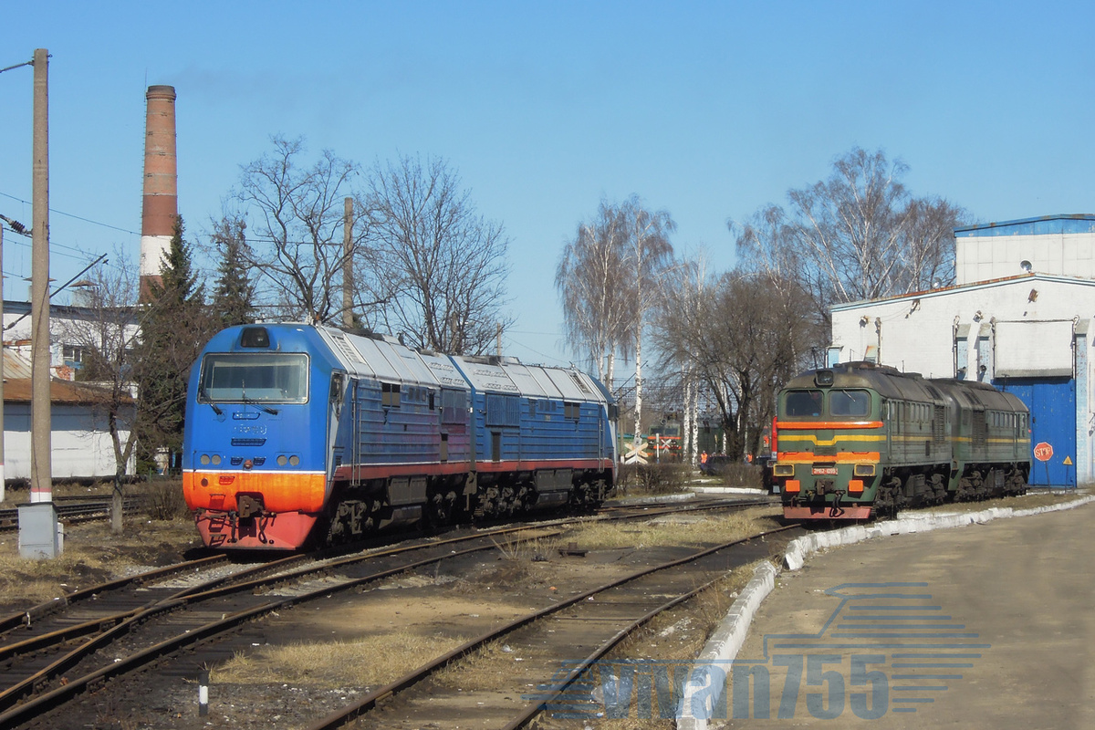 2М62 заметно меньше 2ТЭ25К, выполненного под советский габарит
