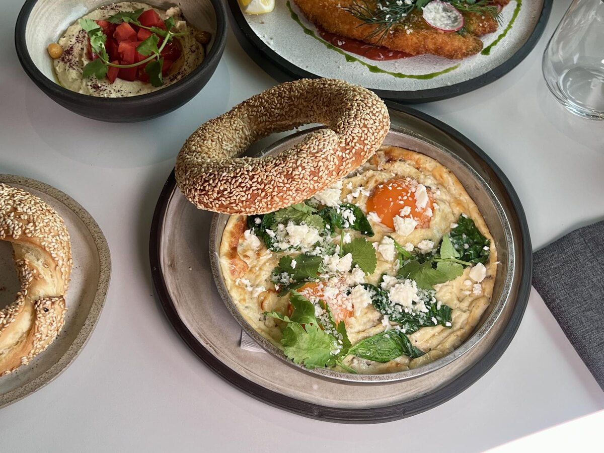 Хит завтраков – шакшука с горгонзолой и шпинатом (850₽)