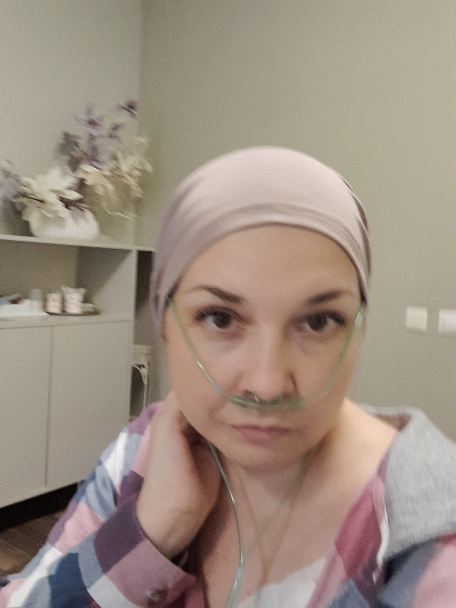 Мой кислород почти всегда со мной😉 моя новая шапочка( оцените, правда чудесная) и, на мой взгляд, чертовски выразительные глаза, кстати я на процедуре откачки жидкости и мне становится очень хорошо! 😊