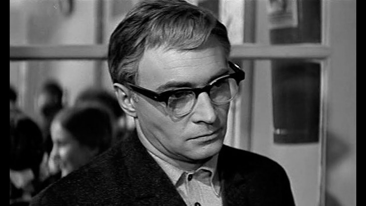 Вначале главный герой предстает холодным и надменным.