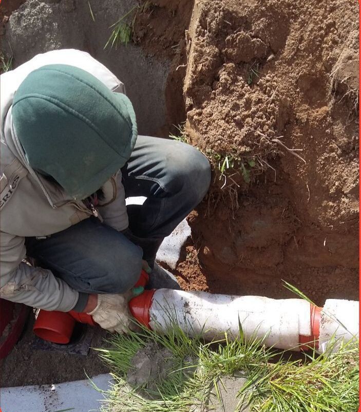 Монтаж сточной трубы из дома в септик.