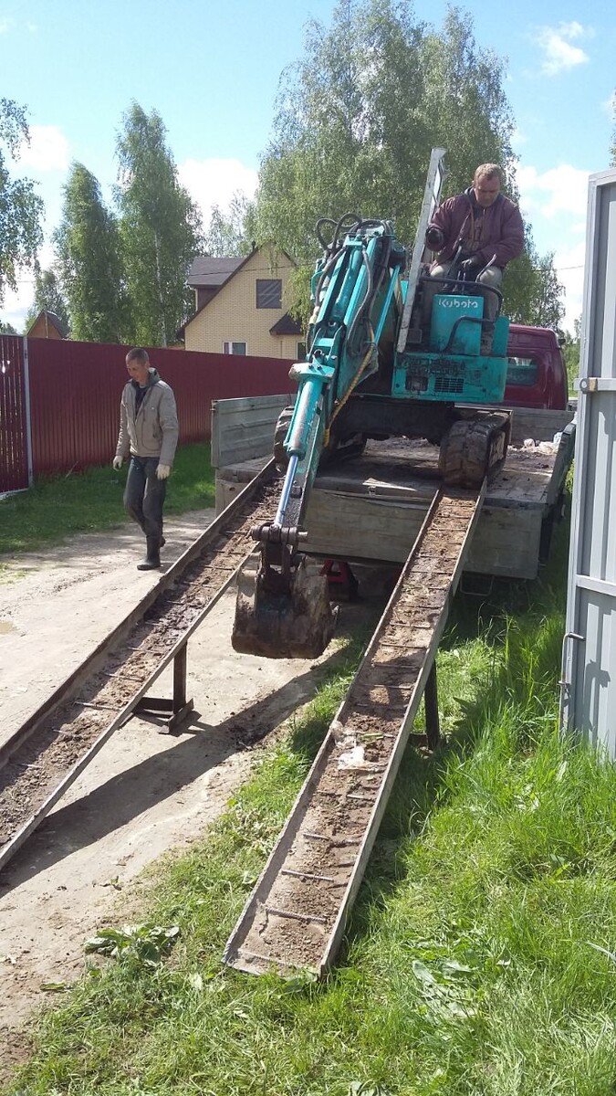 Монтажники приехали, а с ними маленький экскаватор.