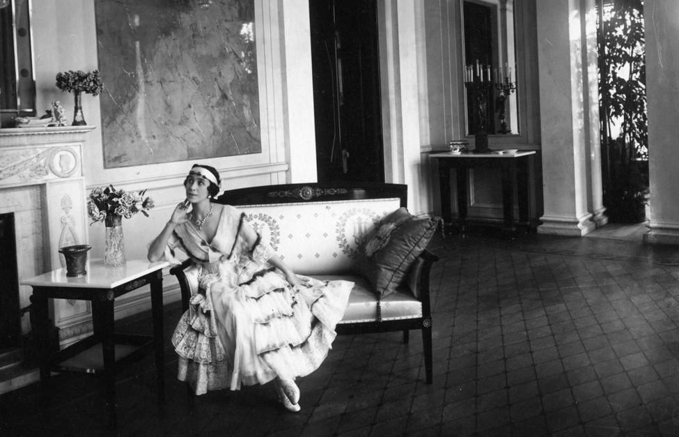 Матильда в своем особняке, построенном в 1904-1906 гг. Там было всё устроено по её вкусу.